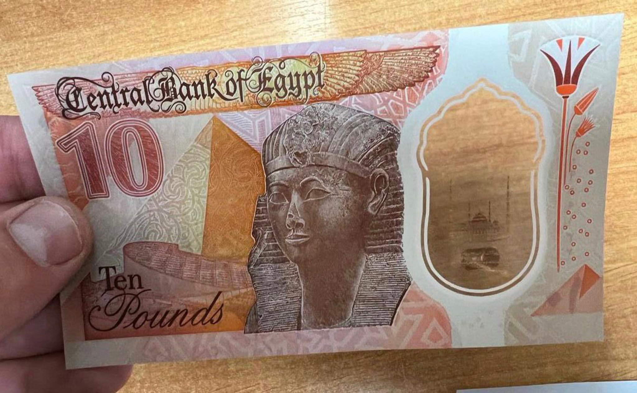 egyptians-see-uncanny-similarity-in-their-new-10-pound