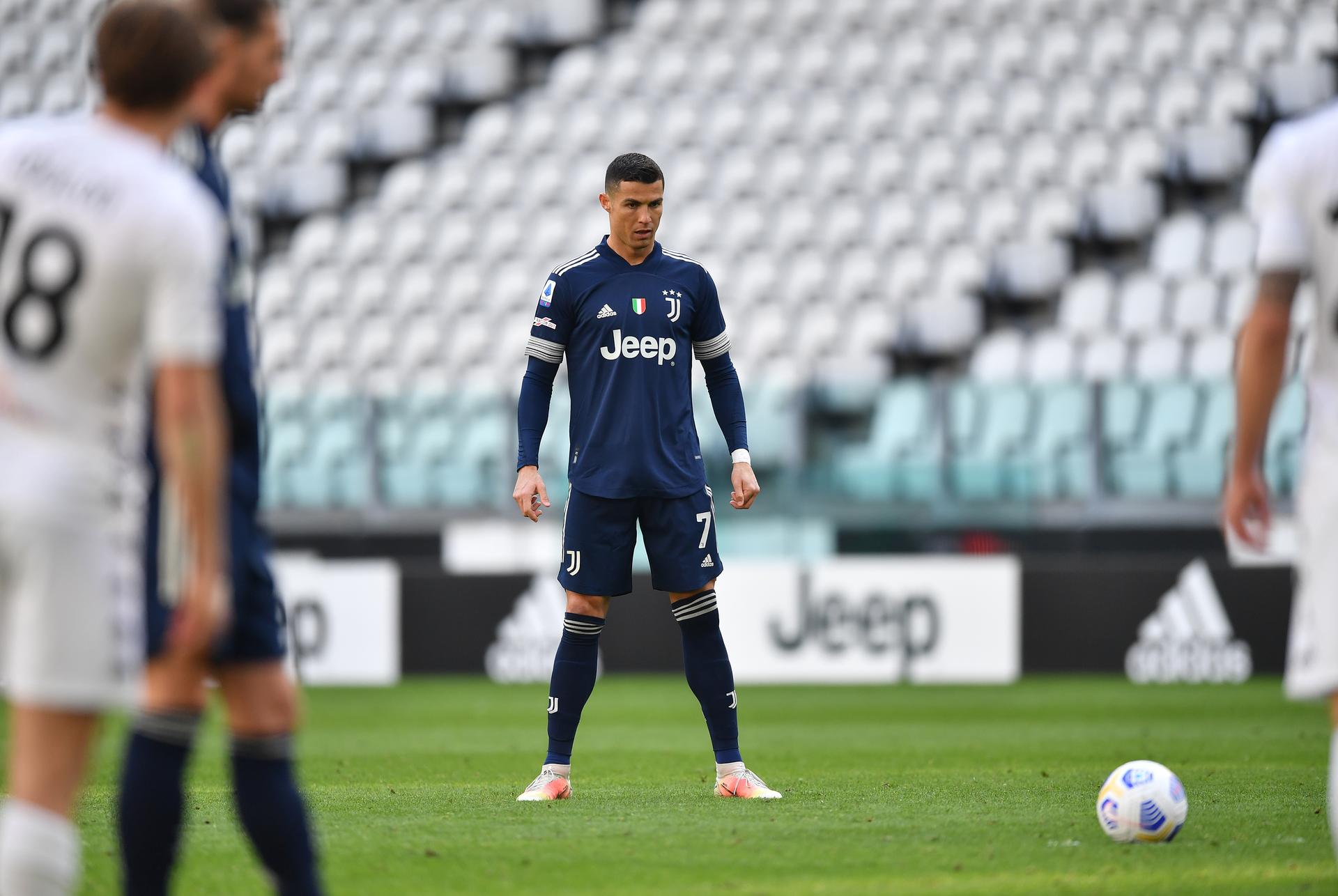 Cristiano Ronaldo presented with GOAT shirt by Juventus after breaking  Pele's goal tally - Eurosport