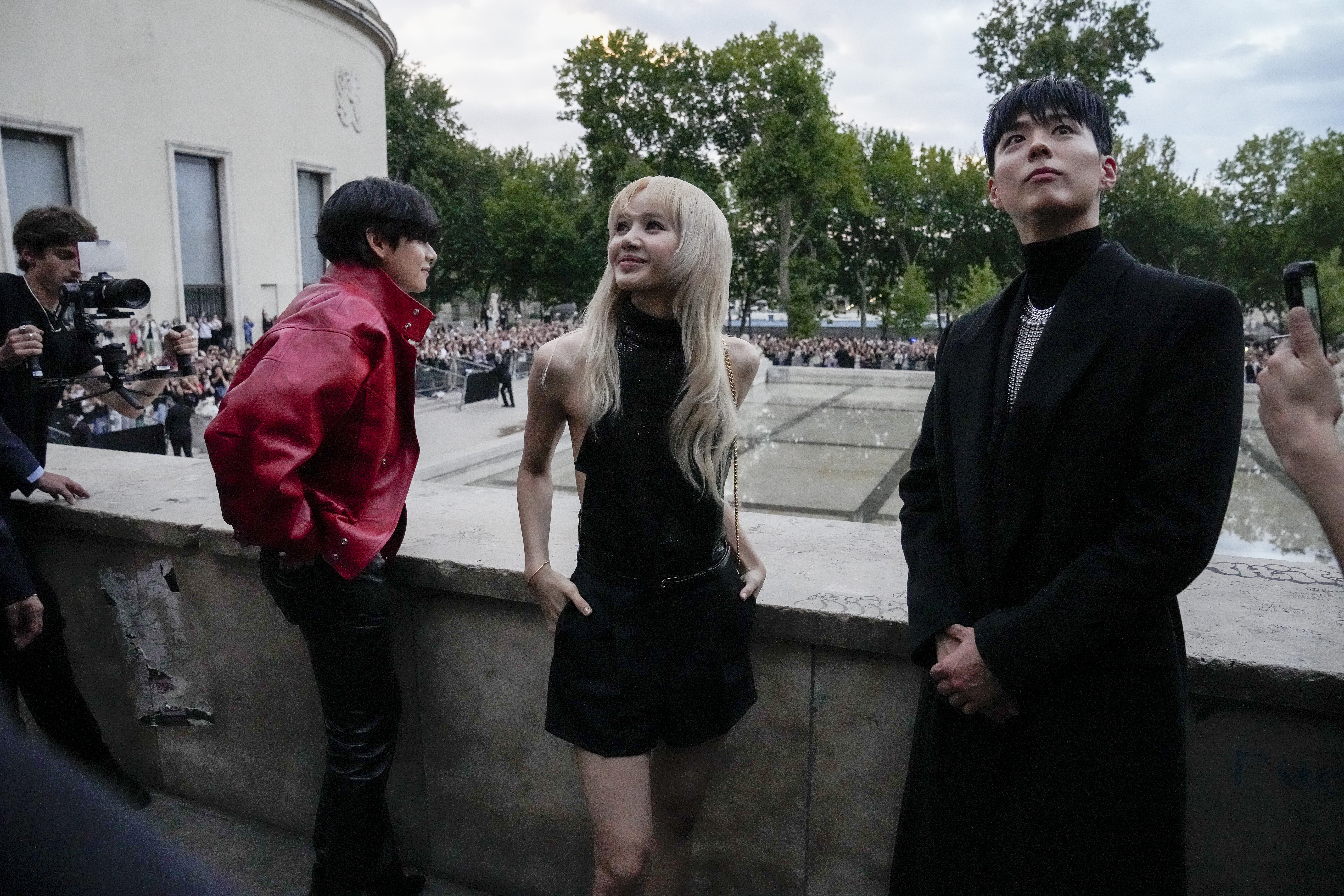 Celine Men's Show: BTS' V And BLACKPINK's Lisa Steal The Fashion Show In  Glam Look