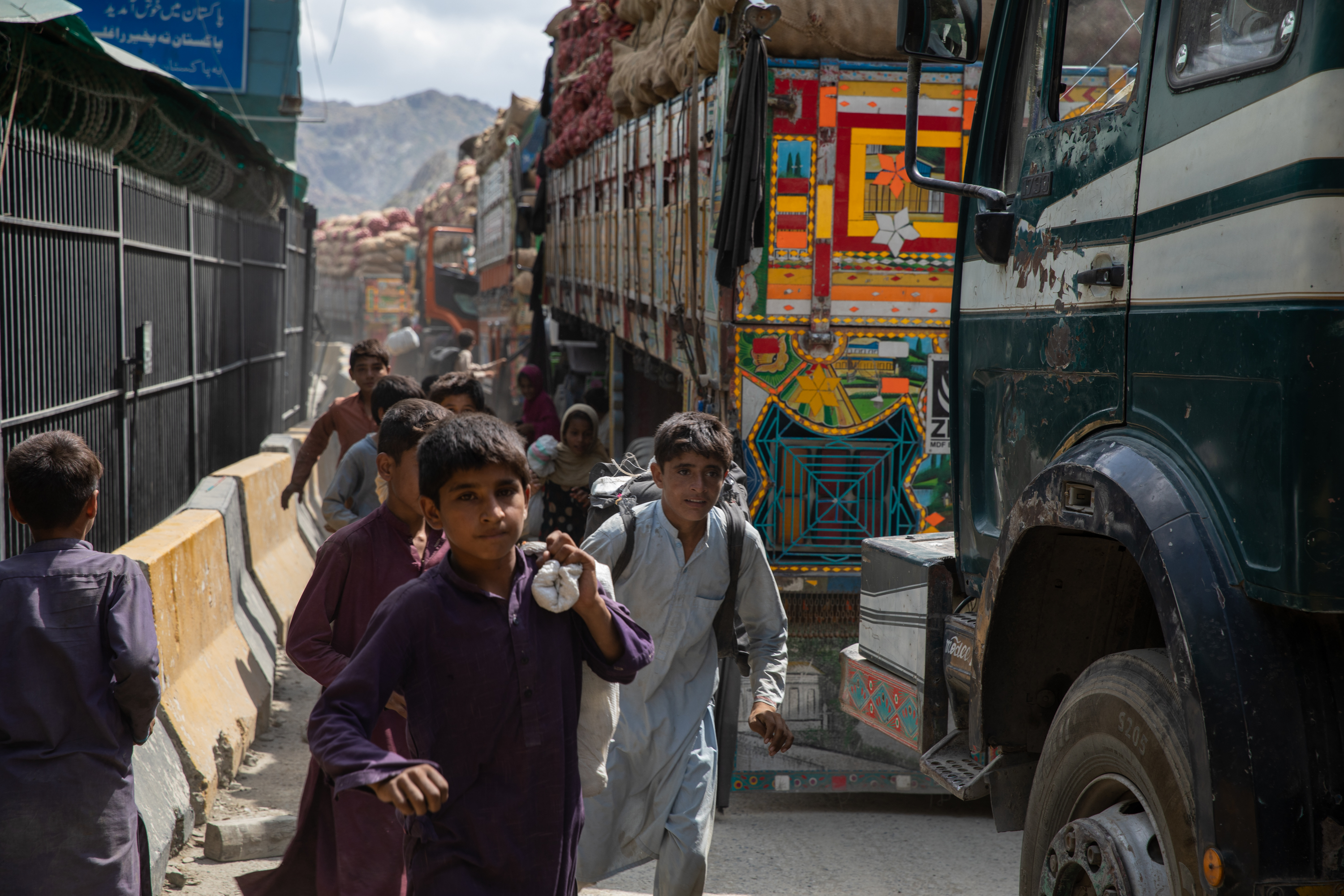 Afghan children cling to lorries to be smuggled into Pakistan