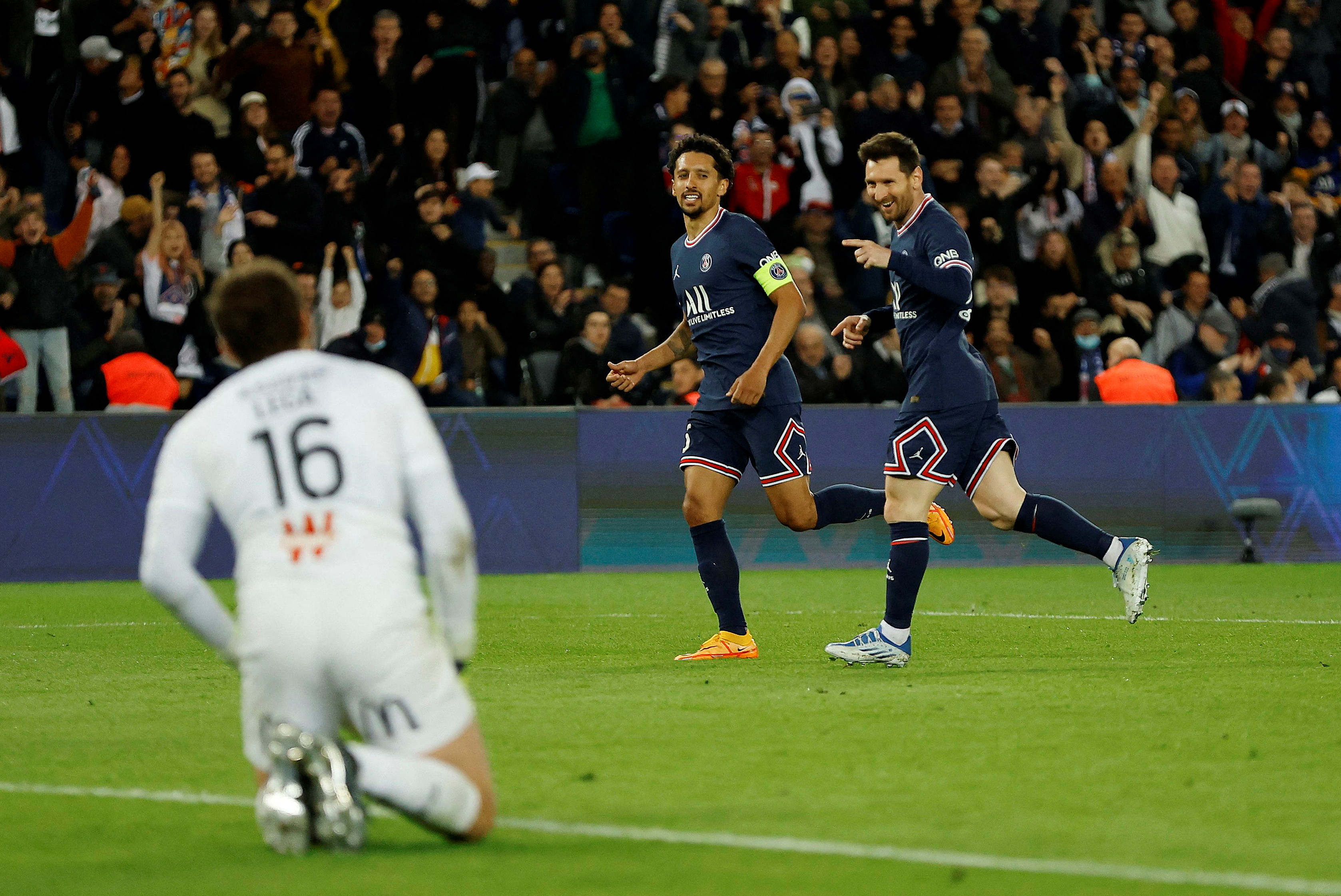 Messi & Hakimi score stunners in PSG win