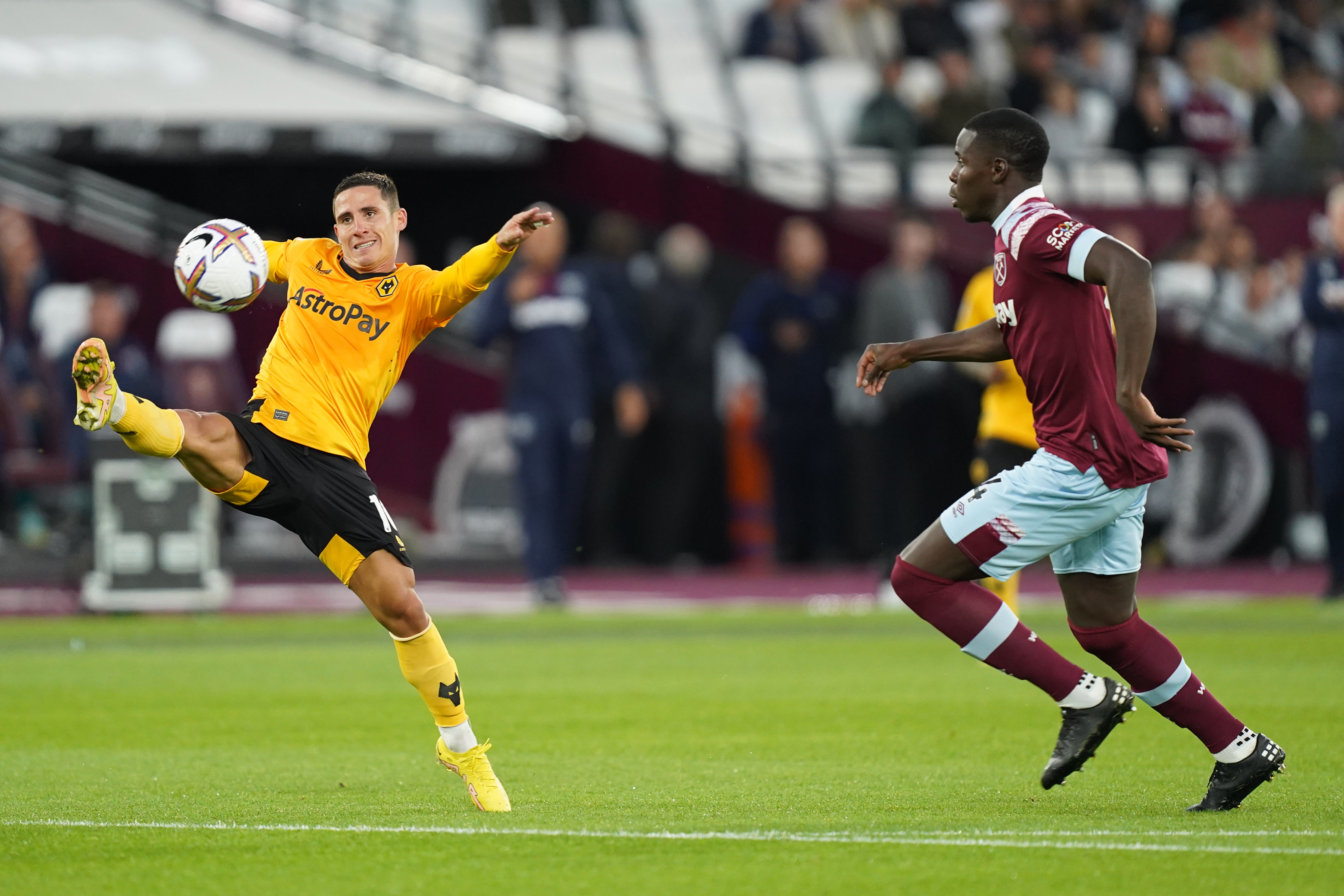 Baiano e Sheviii desafiam jogadores do West Ham em quiz de futebol