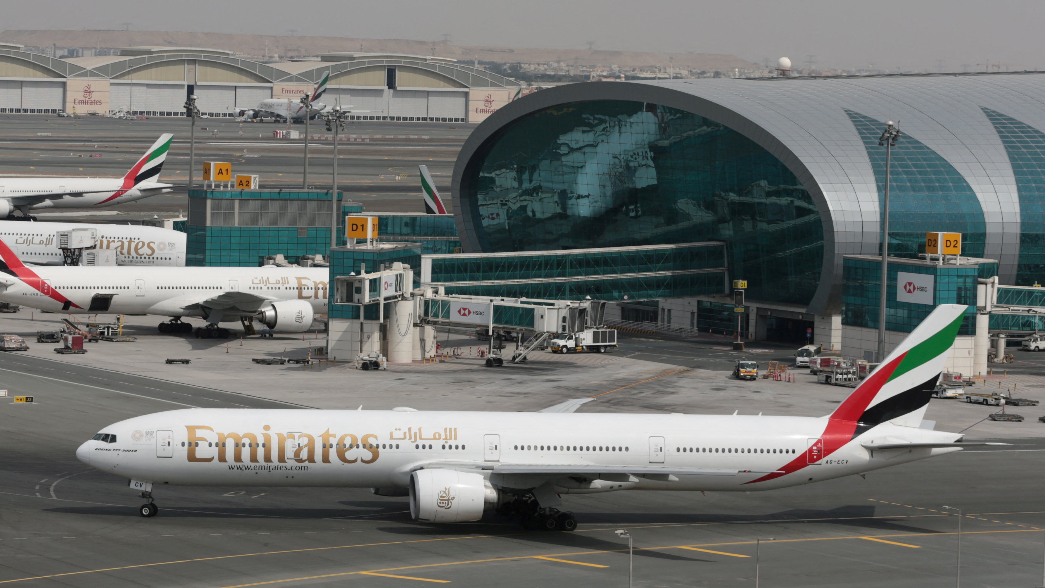 Emirates to offer 22-week bonus to employees after record profit