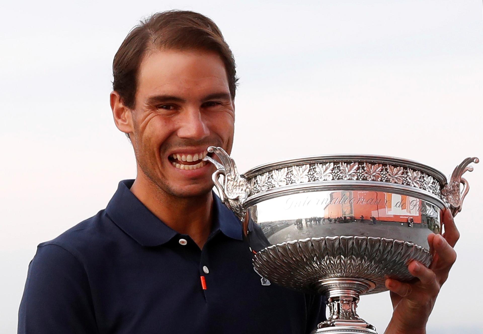 Rafael Nadal poses with trophy on Alexandre III bridge, France - People's  Daily Online