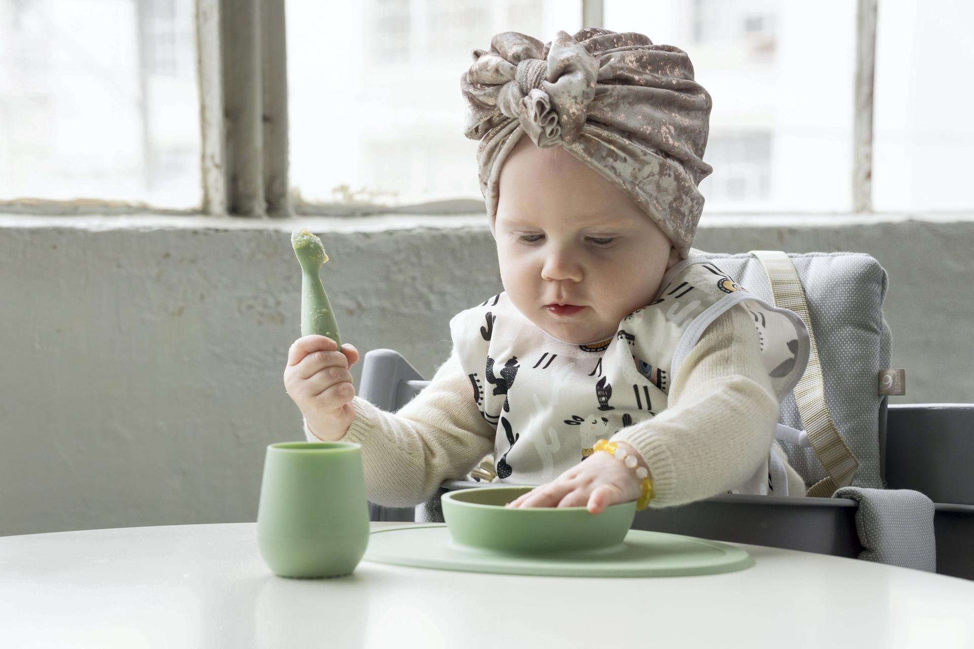 Feeding Milestones for Baby: Spoon Feeding (6 to 12 months) – ezpz Middle  East