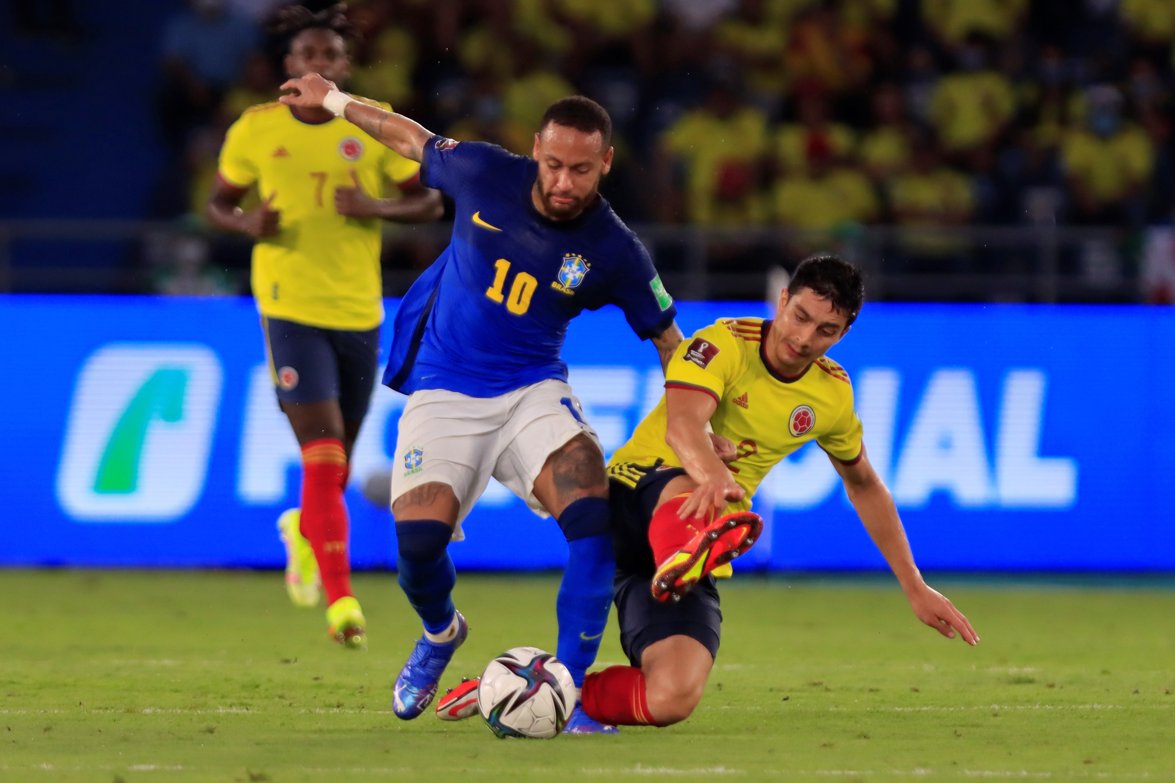 Training Ground Bust up Between Brazil Stars Richarlison and Vinicius Jr;  Neymar Intervenes - News18