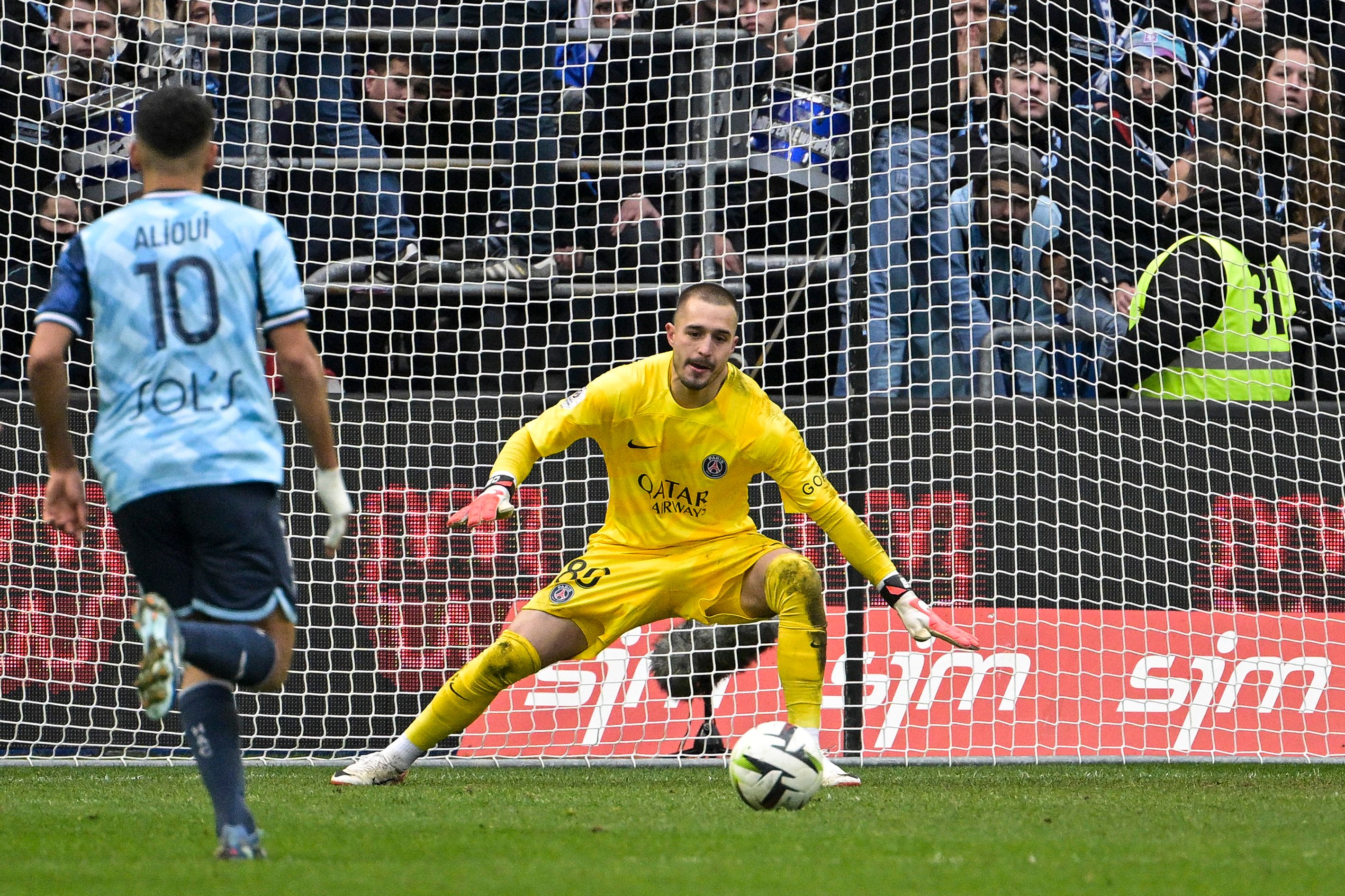 Ten-man PSG extend lead at top of table with win at Le Havre